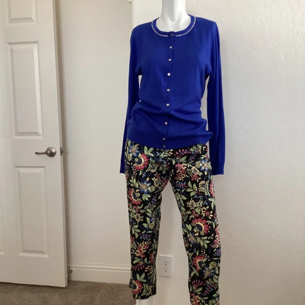 Appleseed’s, 8p, floral on black background, stretch, straight leg pants - Picture 13 of 13